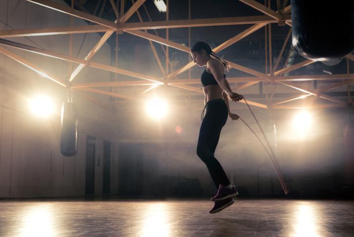 Des séances rapides de 45 min mêlant renforcement et cardio